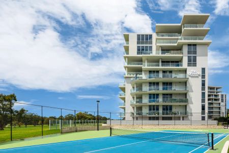 Executive apartment enjoys elevated views out to the skyline - Photo 4