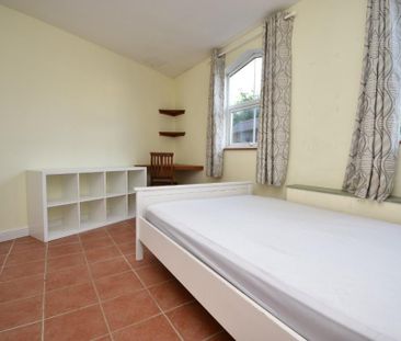 4 bedroom end of terrace house to rent - Photo 4