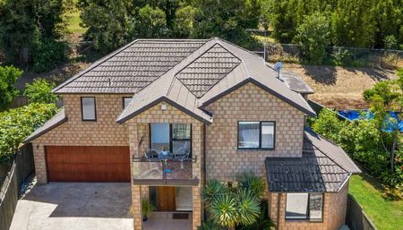 Large family home with - Rock Solid Location - Photo 2