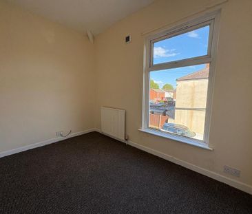 2 bedroom end of terrace house to rent - Photo 2