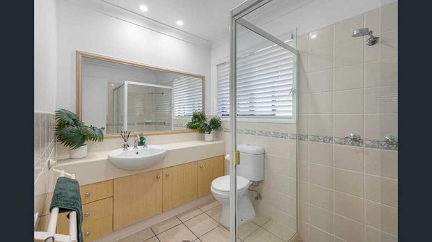 Modern Renovated Family Home - Photo 1