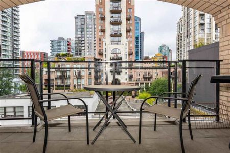 GORGEOUS 1 BEDROOM IN HEART OF YALETOWN - Photo 3