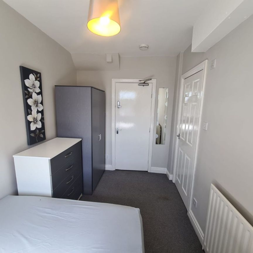 Room 5, 70 Balby Road, Balby - Photo 1