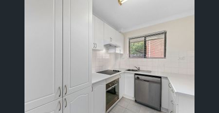 Luxury apartment in resort style complex - Photo 5