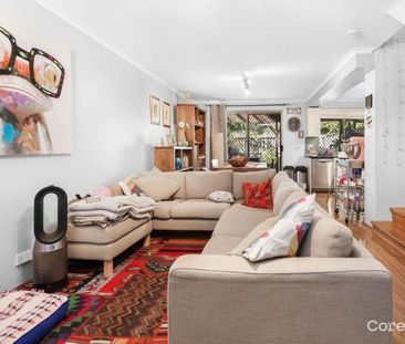 Three Bedroom Townhouse with Garage and Courtyard - Photo 4