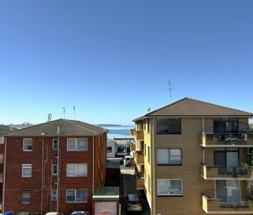 TOP FLOOR FURNISHED APARTMENT WITH VIEWS ACROSS BOTANY BAY - Photo 3