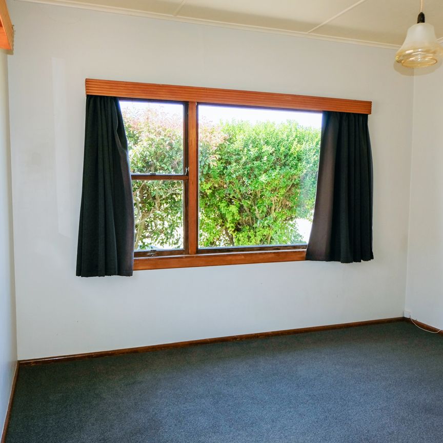 HANDY LOCATION - Photo 1