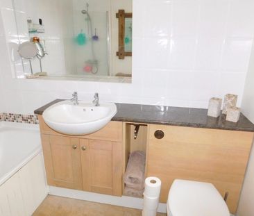 4 bedroom semi-detached house to rent - Photo 3