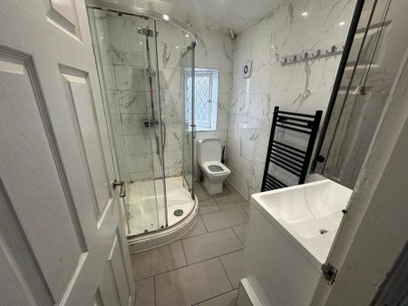 3 bedroom semi-detached house to rent - Photo 5