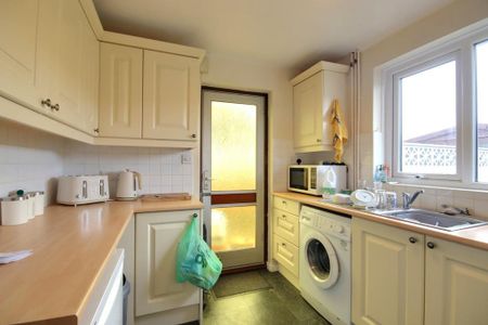 3 bedroom semi-detached house to rent - Photo 2