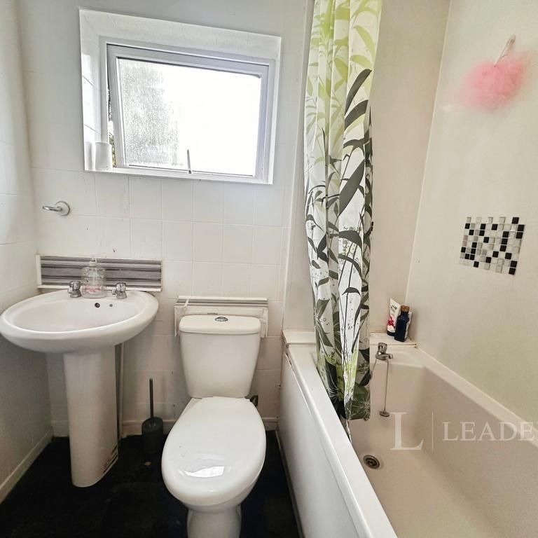 3 bedroom end of terrace house to rent - Photo 1