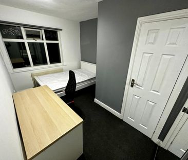 4 bed Semi-Detached House for Rent - Photo 2