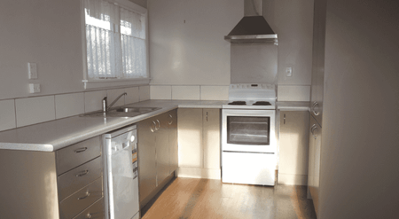 Comfortable 3-Bedroom Home – Lawns Included! - Photo 5