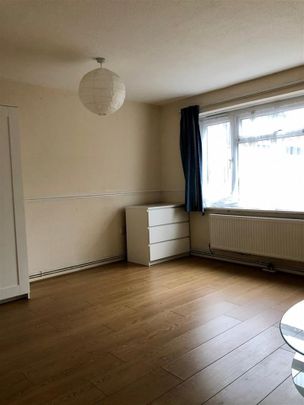 3 Bed Terraced House, Birch Close, E16 - Photo 1