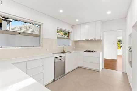 RENOVATED SPACIOUS FAMILY HOME IN PRIME LOCATION - Photo 4