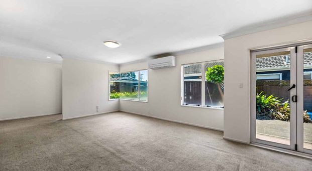 Spacious and Freshly Updated 3 bedroom 2 living Home in Otumoetai - Photo 1