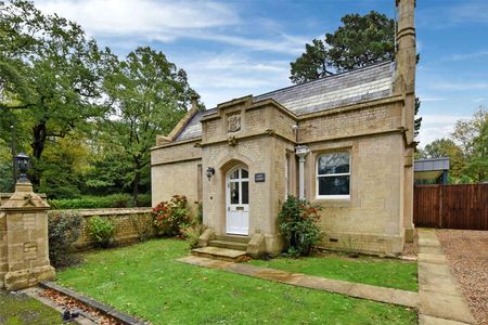 A three bedroom lodge which is beautifully presented to an exacting modern finish and is situated on the border of a historic private country estate. - Photo 5