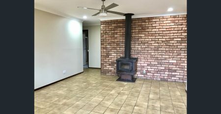 SPACIOUS FAMILY HOME IN A PRIME LOCATION - Photo 4