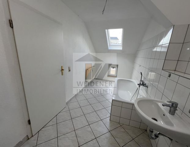 Preiswerte 2 DG-Zimmer Wohnung im Zentrum von Weida! - Foto 1