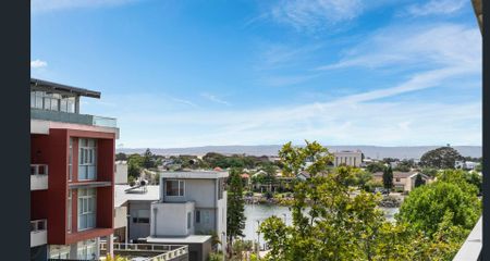 Trendy Waterside Apartment - Photo 4