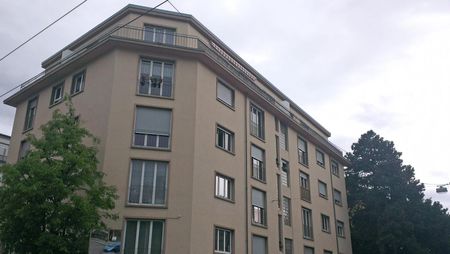 Bel appartement situé dans un quartier calme, proche du palais de Beaulieu. Ce 5.5 pièces est idéalement situé à proximité des transports publics, des commerces et des écoles. Idéal pour les familles. - Photo 5
