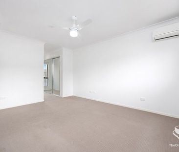 Modern 3 Bedroom Townhouse Available From 01/12/2025 - Photo 5