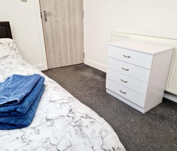 1 bedroom in a house share to rent - Photo 2