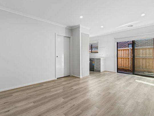 Modern 4-Bedroom Home Near Tarneit Station - Photo 1