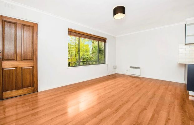 Charming 1-Bedroom Unit with Courtyard in a Premium Yarraville Location - Photo 1