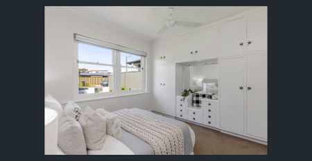 Spacious 3-Bedroom Home with Parking in Plympton Park - Photo 5