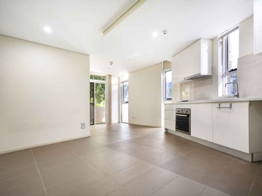 GROUND FLOOR STUDIO APARTMENT WITH A SUNDRENCHED COURTYARD - Photo 1