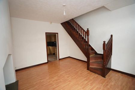 3 bedroom end of terrace house to rent - Photo 2