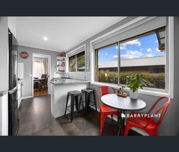 3 Weigela Court, Frankston, Vic 3199 - Photo 2