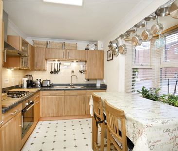 Spacious four bedroom end of terraced townhouse with private garden... - Photo 5