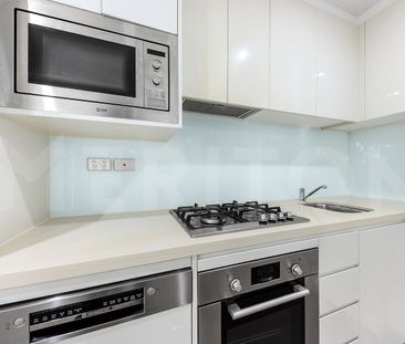 Beautiful One-Bedroom Apartment in Fantastic Location - Photo 2