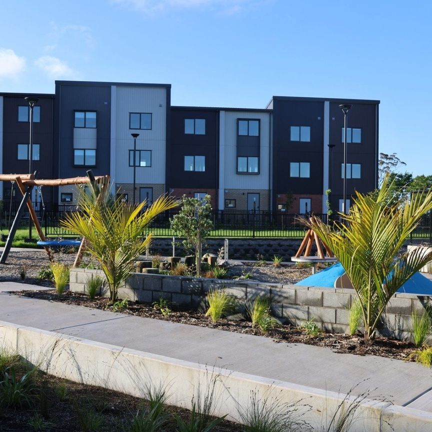 Charming 2 Bedrooms Low Maintenance - Photo 1