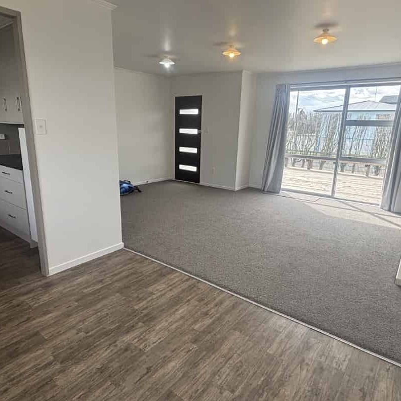 Spacious 3-Bedroom Home with Double Garage - Photo 1