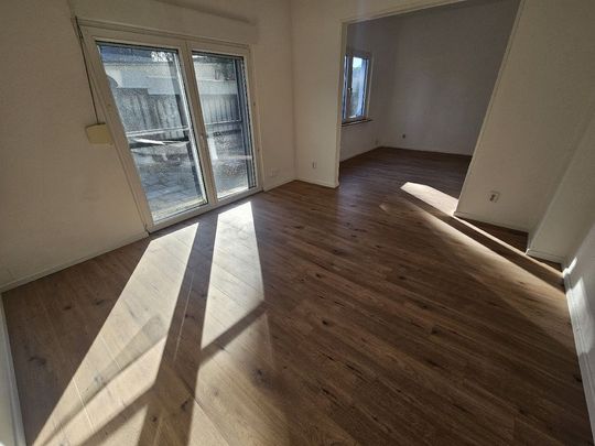 Frisch renovierte Erdgeschosswohnung mit ca. 58 m² Wohnfläche und großer Terrasse - Photo 1