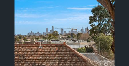 Fantastic location and lifestyle stone's throw to Camberwell Junction & Train Station - Photo 3