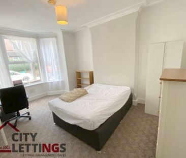 4 Bedroom Mid Terraced House - Photo 3