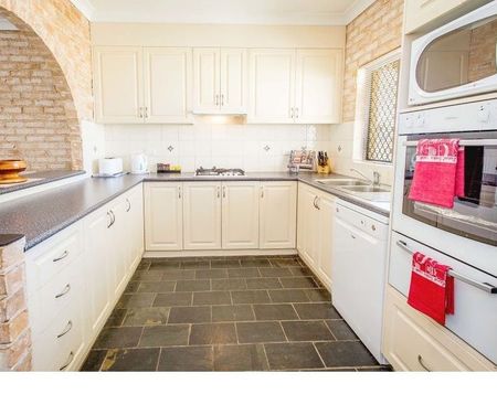 Modern & Low-Maintenance Living in the Heart of East Albury - Photo 4