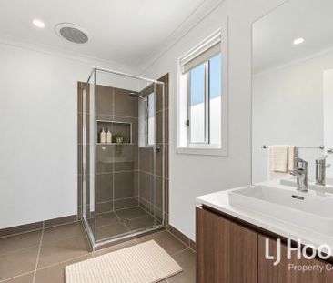 Great Location - Ideal Family Home - HUGE Backyard! - Photo 6