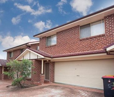 Updated three-bedroom townhouse with courtyard in Kingswood - Photo 4