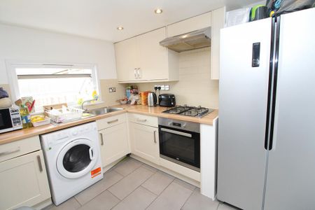 1 bedroom in a house share to rent - Photo 2