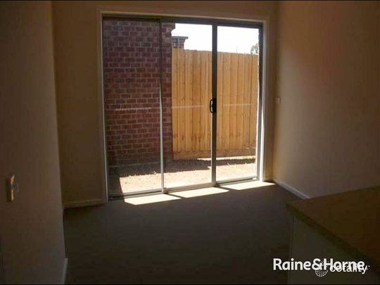 Comfortable 3-Bedroom Home in a Quiet Darley Court - Photo 1