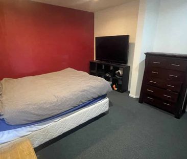 Spacious Apartment in Great Location! - Photo 1