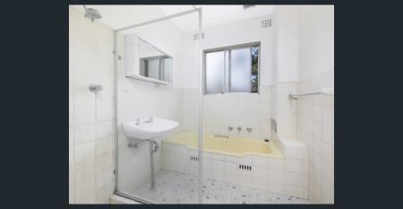 Sunny & Spacious 2 Bedroom Apartment with Parking - Photo 5