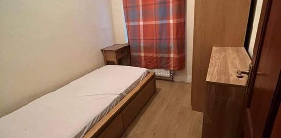 Room in a Shared House, Beccles Drive, IG11 - Photo 2