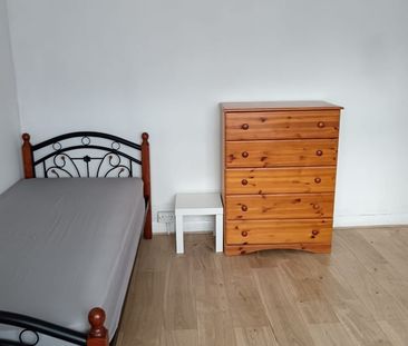 Room in a Shared House, Springfield Drive, IG2 - Photo 3
