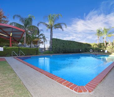 RESORT-STYLE LIVING IN SOUGHT-AFTER FAIRFIELD VIEWS. - Photo 2